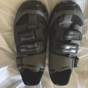 Pearl Izumi brand for women. Easy on and off the bike with Velcro closure.